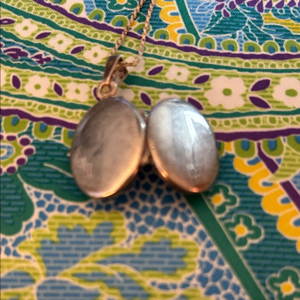 Chic Sterling Silver Oval Locket Necklace - Picture 4 of 10